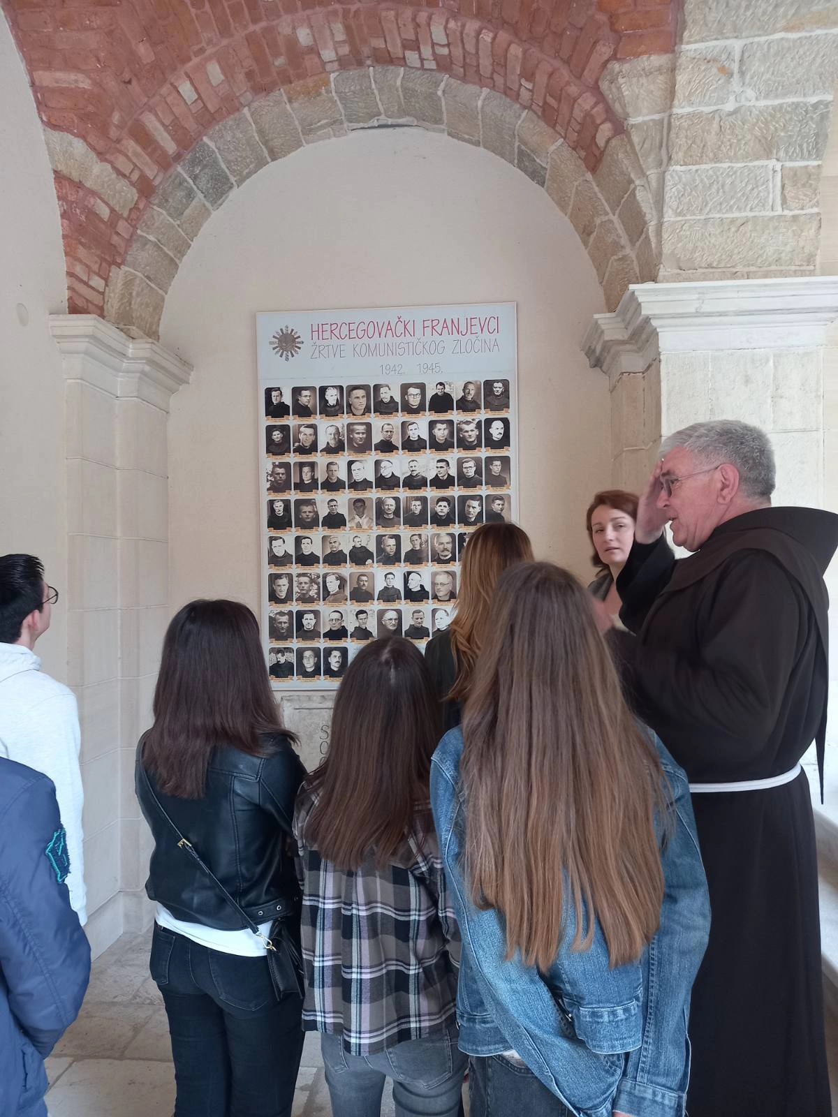 IMG 99b1b31f793304fab092d61776a32d08 V